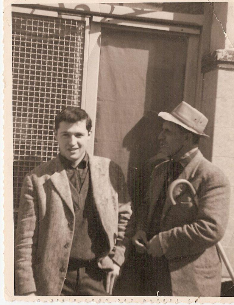 ORAN 1960 RUE DE L ALMA L AVEUGLE JOUEUR DE MANDOLINE ET DANIEL GARCIA.JPG